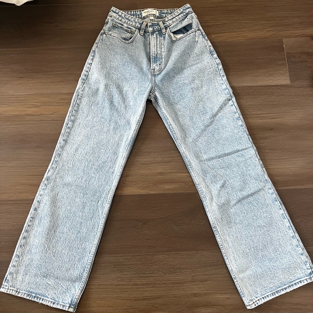 Abercrombie 90s Curve Love Relaxed Jean, size 0 short